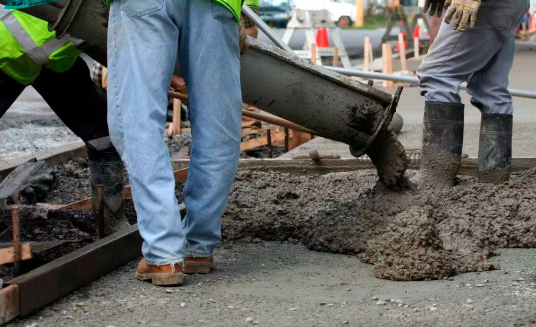 Доставка готового бетона собственным автопарком с непрерывным перемешиванием